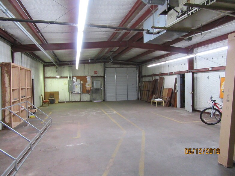 More Photos Of 205 NE Loop 230, Smithville Warehouse For Lease