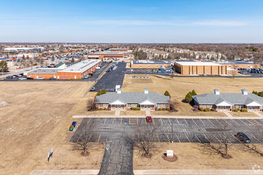 More Photos Of 858-863 Center Ct, Shorewood Office For Lease