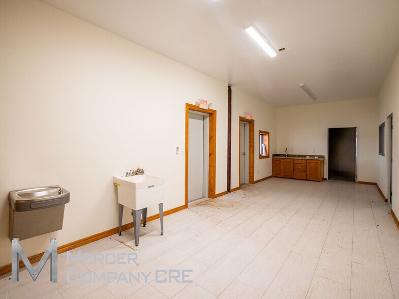 More Photos Of 6600 S I 35 Service Rd, Oklahoma City Flex For Lease