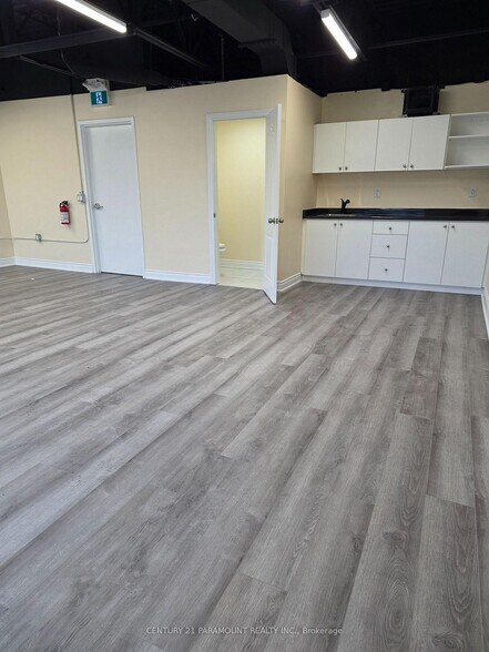 More Photos Of 587 Hanlon Creek Blvd, Guelph Showroom For Sale