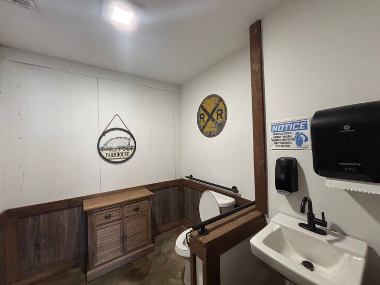 More Photos Of 5959 US-41, Bolingbroke General Retail For Sale