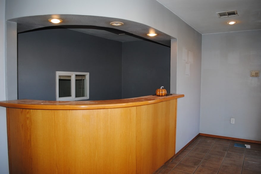 More Photos Of 223-227 S Main St, Wagoner Warehouse For Sale