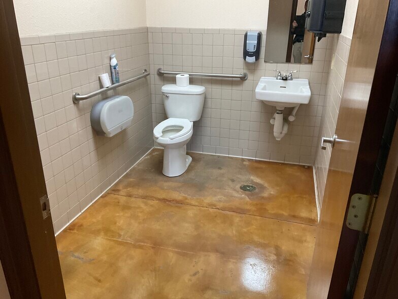 More Photos Of 211 Corporate Dr, Sibley Industrial For Lease