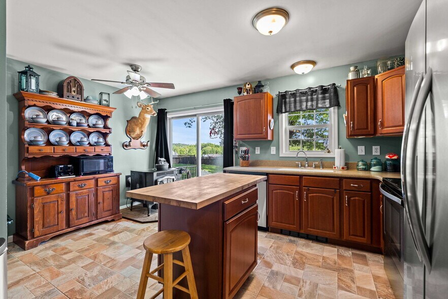 More Photos Of 25 Beacon St, Amesbury Showroom For Sale