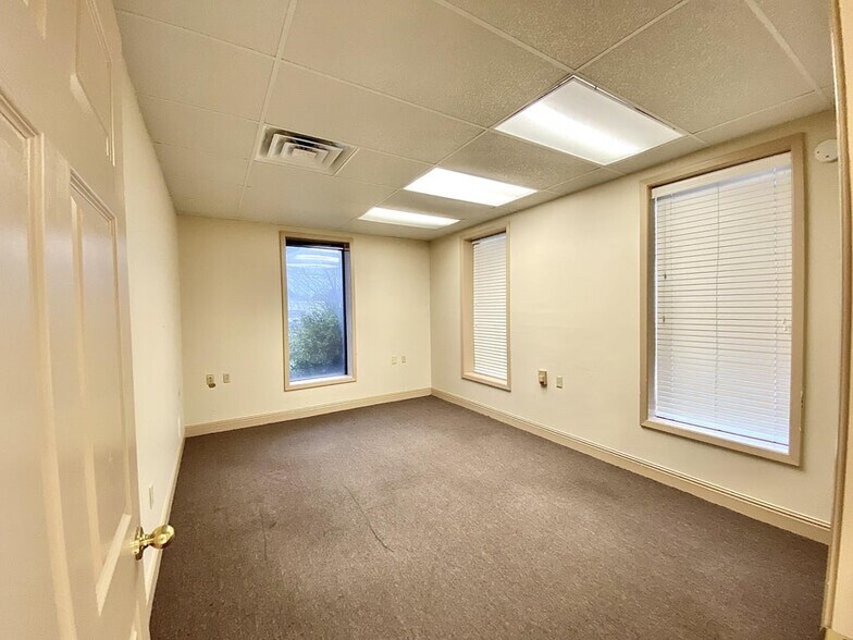 More Photos Of 1523-1529 Cliff Gookin Blvd, Tupelo Office For Lease