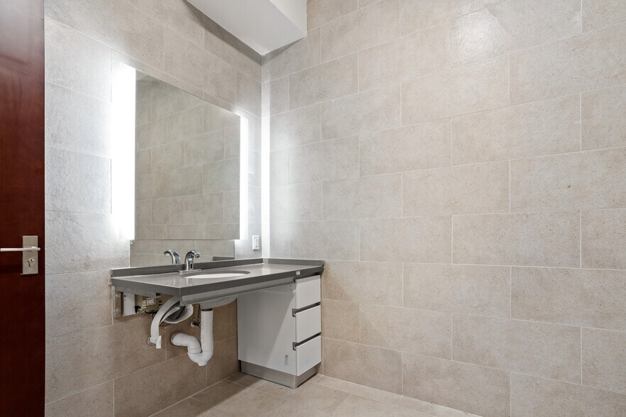 More Photos Of 3751-3761 S Hill St, Los Angeles Warehouse For Lease