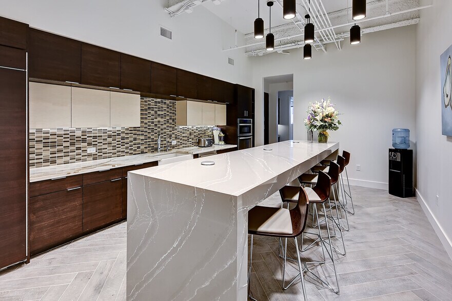 More Photos Of 100 N Laura St, Jacksonville Office For Lease