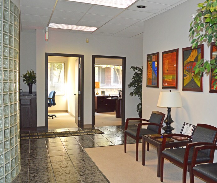 More Photos Of 915 N Plum Grove Rd, Schaumburg Office For Sale