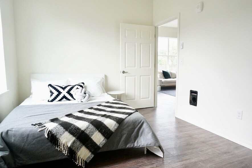 More Photos Of 1910 E Mill Plain Blvd, Vancouver Apartments For Sale