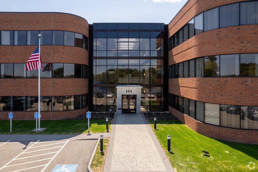 More Photos Of 144 Turnpike Rd, Southborough Office For Lease