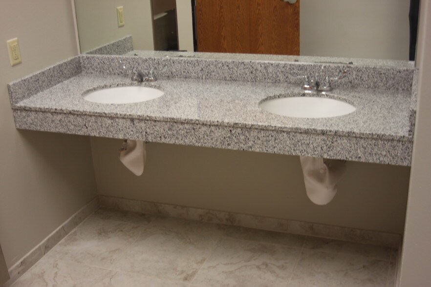 More Photos Of 1501 Luna Rd, Carrollton Research And Development For Lease