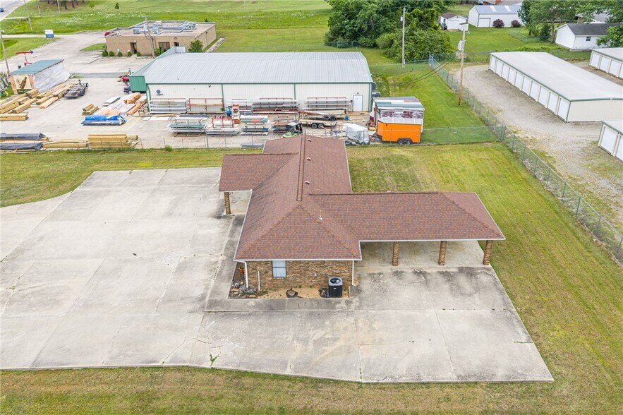 More Photos Of 706 W Broadway St, Spiro Medical For Sale