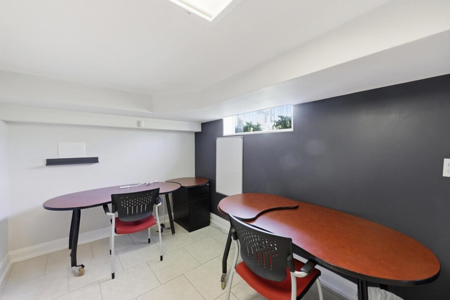 More Photos Of 60 King St W, Hamilton Office For Sale