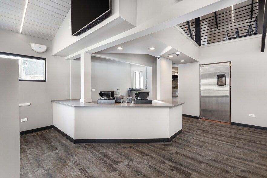 More Photos Of 9750 S Roberts Rd, Palos Hills Freestanding For Sale