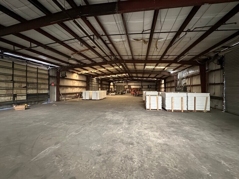 More Photos Of 4151 118th Ave N, Clearwater Warehouse For Lease