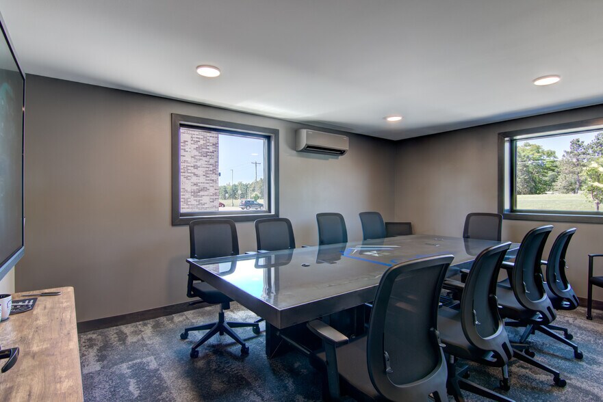 More Photos Of 1407 Winchester Way, Altoona Showroom For Lease