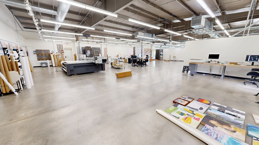 More Photos Of 2028 N Shiloh Dr, Fayetteville Showroom For Lease