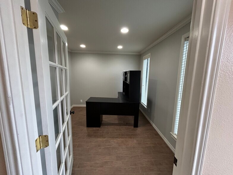 More Photos Of 5424 W Oak St, Palestine Showroom For Lease