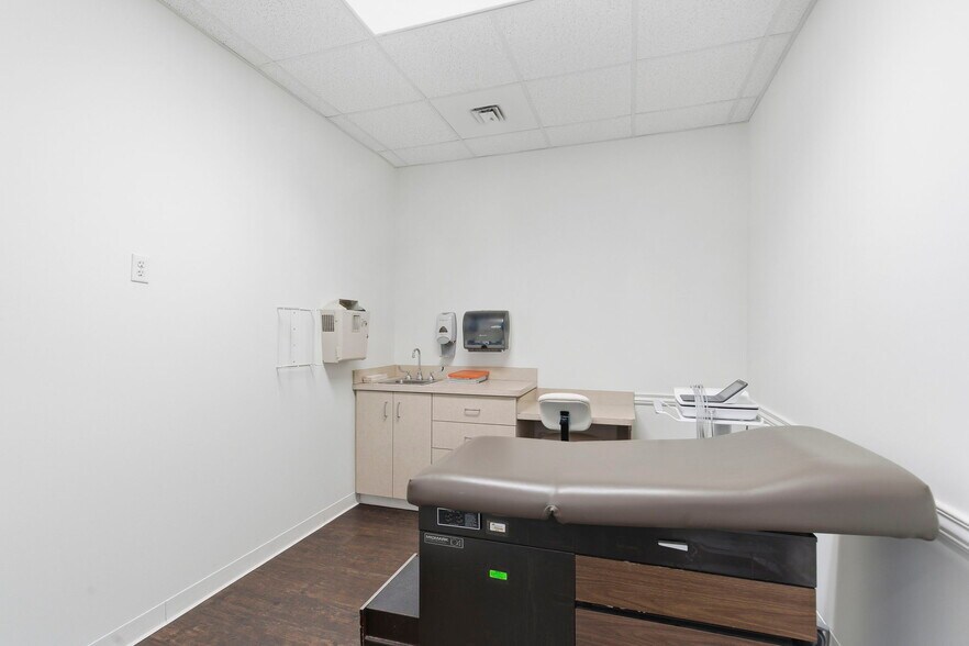 More Photos Of 5552 N Farmer Branch Rd, Ozark Office For Sale