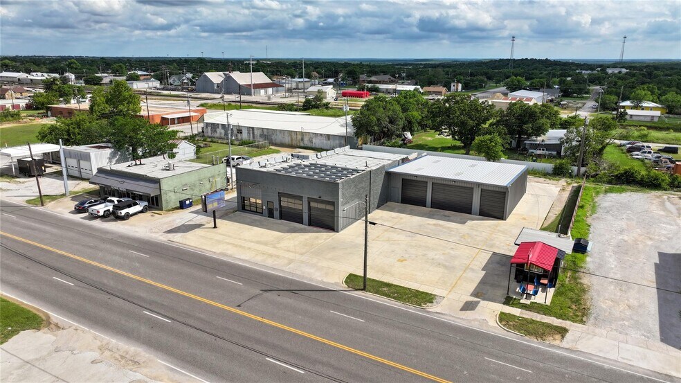 More Photos Of 406 W Wise St, Bowie Industrial For Sale