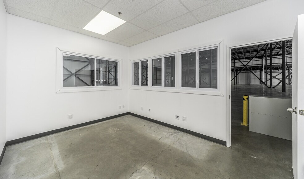 More Photos Of 377-385 Rue Dupuy, Québec Warehouse For Lease