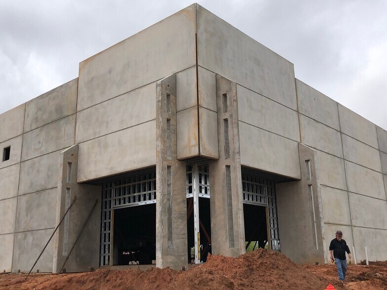 More Photos Of 4700 SW 25th Cir, Oklahoma City Warehouse For Lease