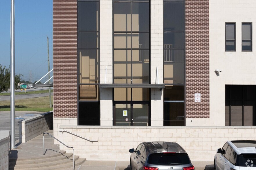 More Photos Of 8511 S Sam Houston Pky E, Houston Office For Lease