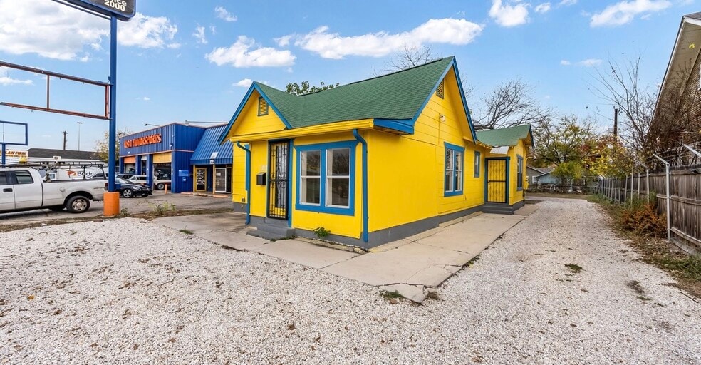 More Photos Of 1121 W Hildebrand Ave, San Antonio General Retail For Sale