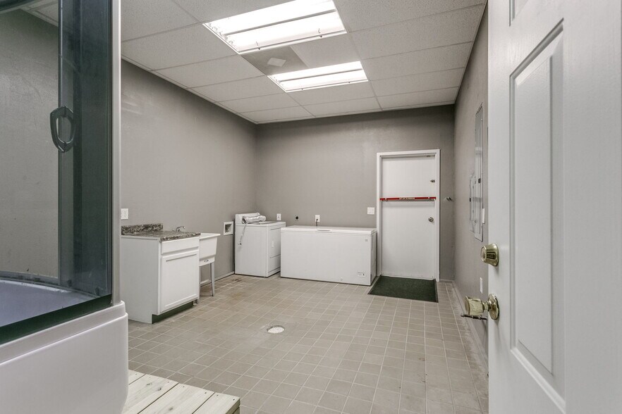 More Photos Of 3212 E Walnut St, Tecumseh Flex For Sale