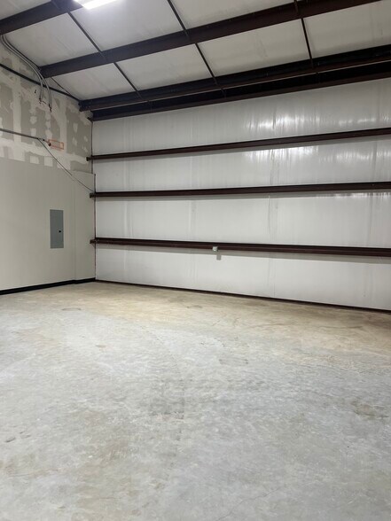 More Photos Of 2711 Daisy Dr, Austin Unknown For Lease