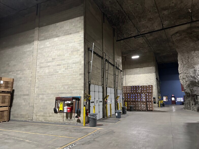More Photos Of 3610 E Kearney St, Springfield Warehouse For Lease