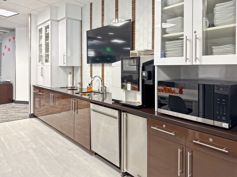 More Photos Of 2550 W Union Hills Dr, Phoenix Coworking Space