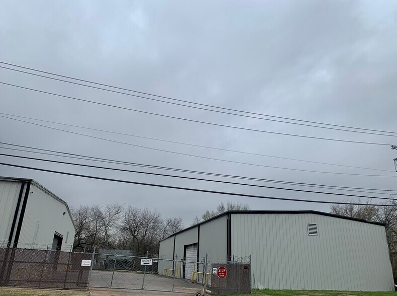 More Photos Of 2703 Chalk Hill Rd, Dallas Warehouse For Sale