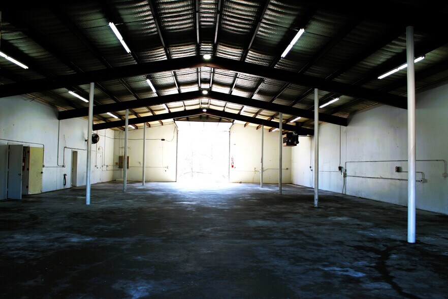 More Photos Of 1810 Barnett Dr, Weatherford Warehouse For Lease