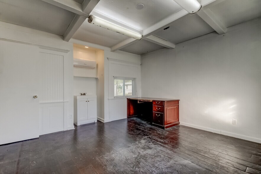 More Photos Of 4539 Mile Stretch Dr, Holiday Office For Sale