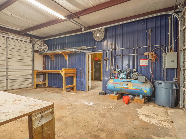 More Photos Of 401 S Ranchwood Blvd, Yukon Flex For Sale