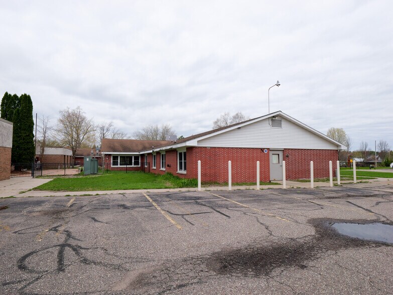 More Photos Of 165 S Chet Krause Dr, Iola Apartments For Sale