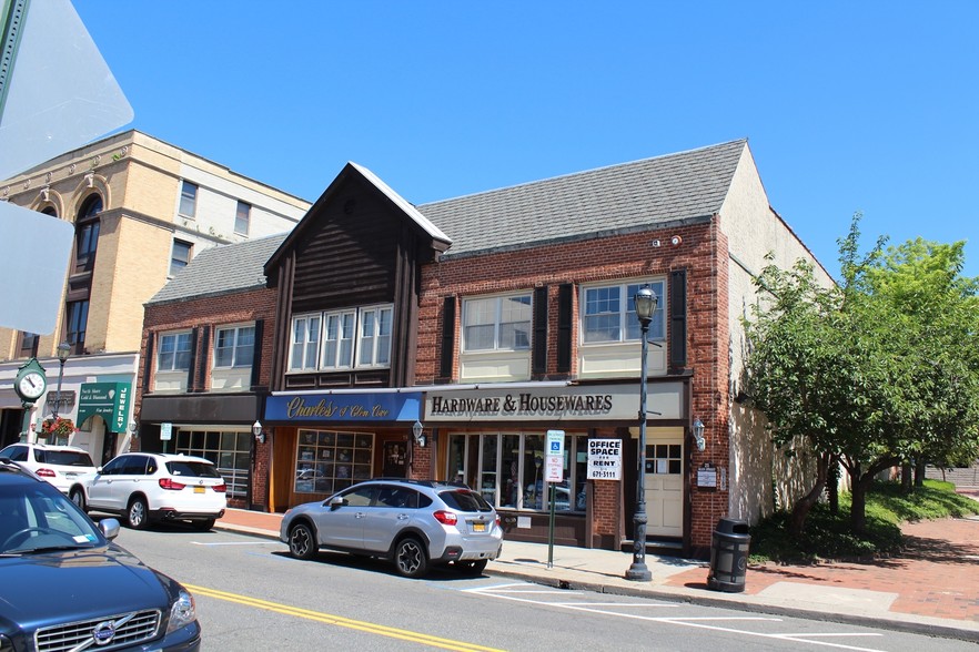 Primary Photo Of 17-21 Glen St, Glen Cove Storefront Retail Office For Lease