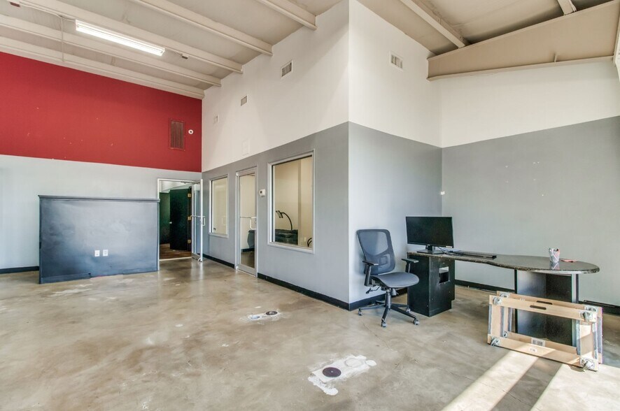 More Photos Of 2500 S Ferdon Blvd, Crestview Storefront For Lease