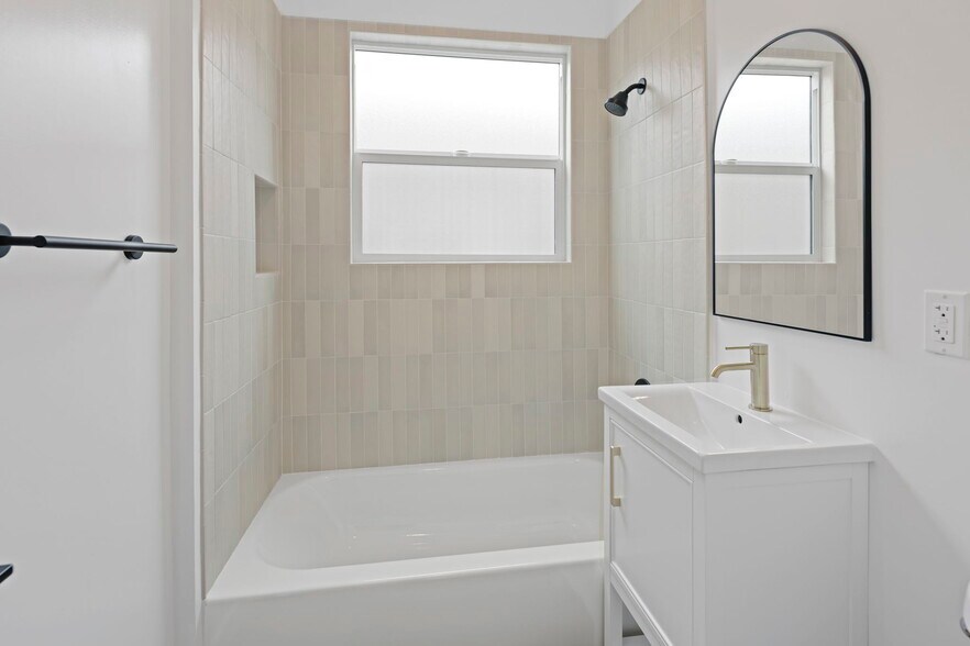 More Photos Of 1827 E 4th St, Long Beach Apartments For Sale