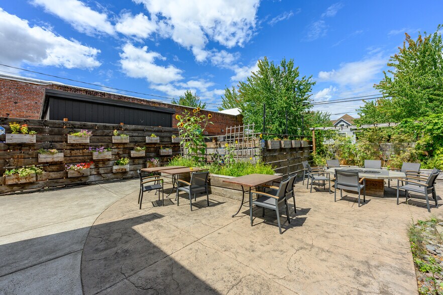 More Photos Of 645 NE 3rd St, Mcminnville Storefront Retail Office For Lease