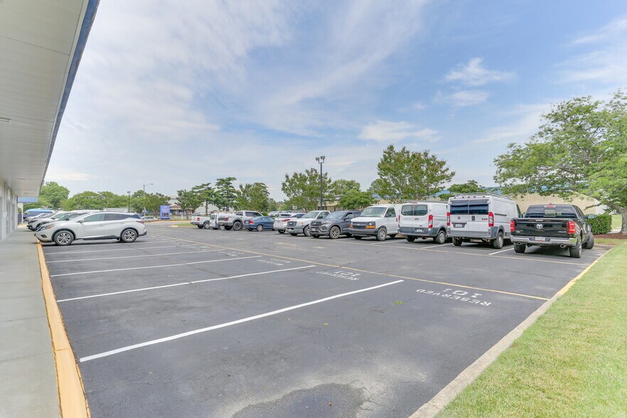 More Photos Of 1222 Executive Blvd, Chesapeake Showroom For Lease