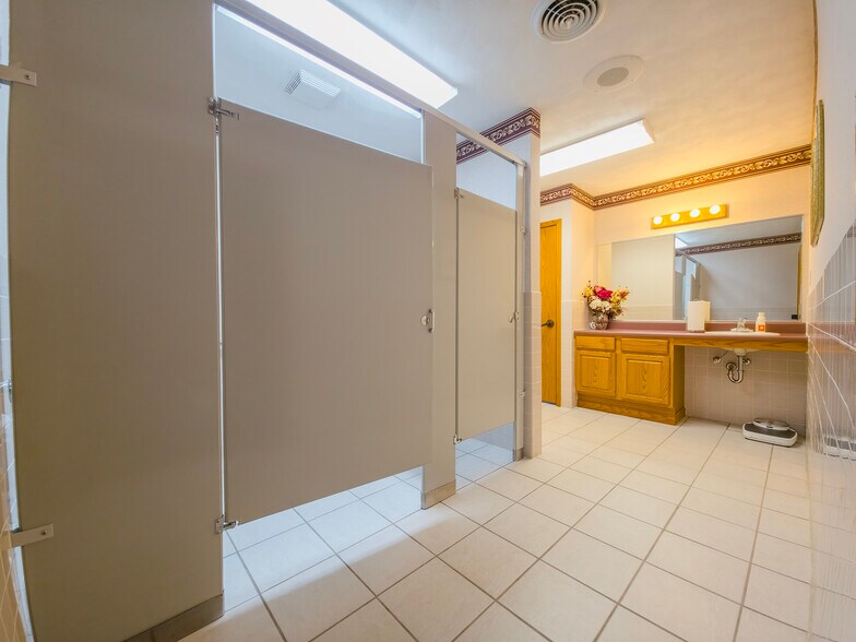 More Photos Of 2103 W 9th St, Mount Carmel Office For Sale