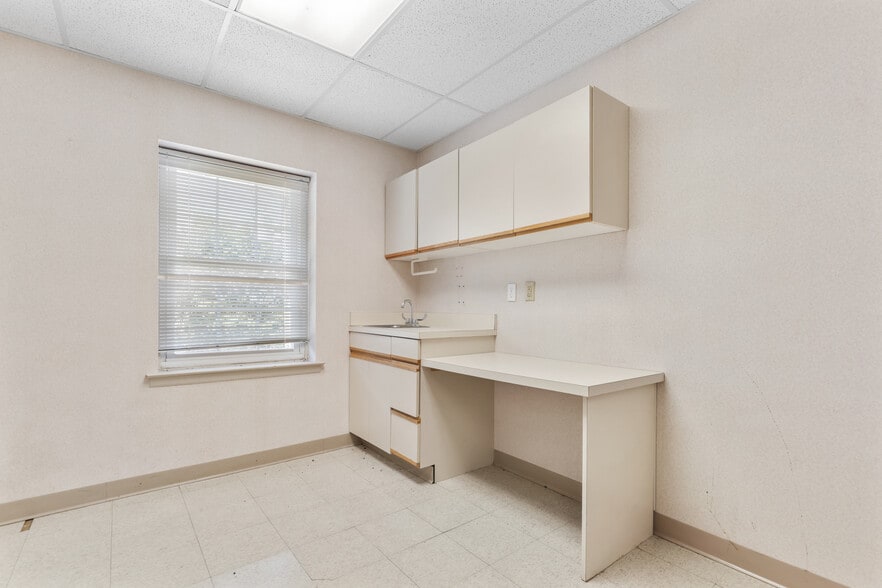 More Photos Of 50 S Franklin Tpke, Ramsey Medical For Lease