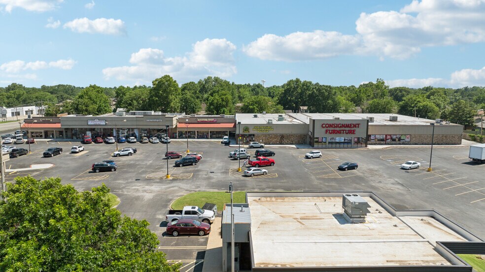 More Photos Of 701-725 W Washington St, Broken Arrow General Retail For Sale