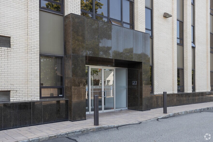 More Photos Of 375 N Broadway, Jericho Office For Sale