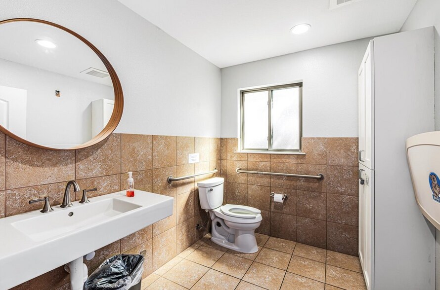 More Photos Of 4611 Menchaca Rd, Austin Medical For Sale