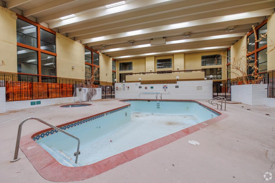 More Photos Of 700 Scott Ave, Farmington Hotel For Sale