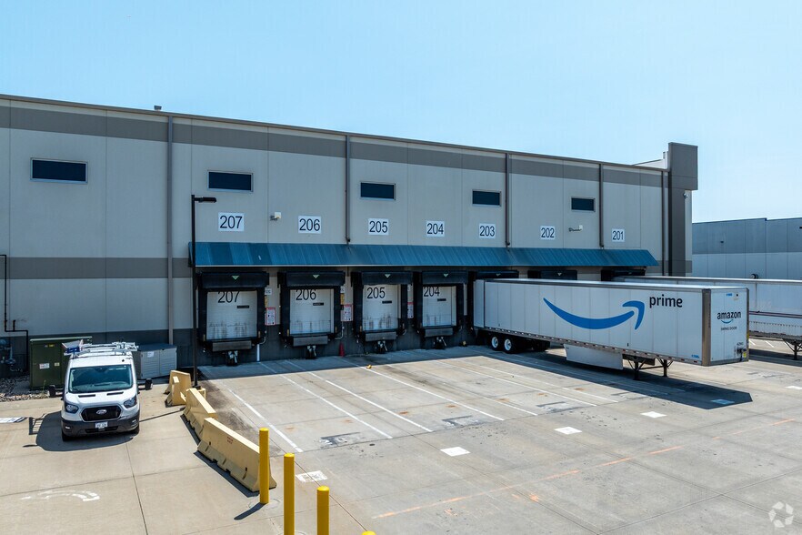 More Photos Of 1301 SE Gateway Dr, Grimes Distribution For Lease
