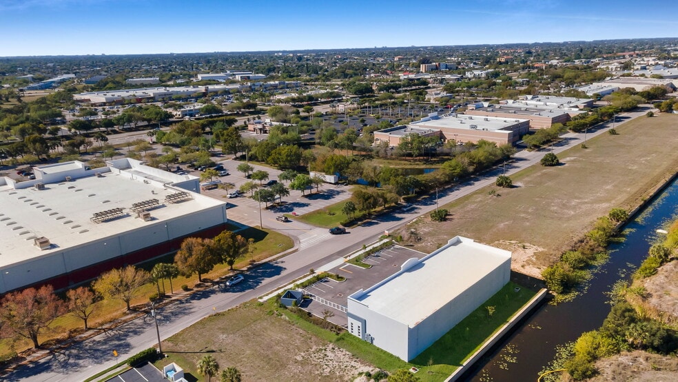 More Photos Of 1913 NE 10th Ter, Cape Coral Flex For Lease